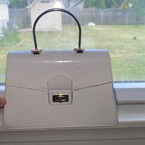 White purse with detachable strap